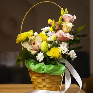 Букет на Пасху яйцами и цветами
